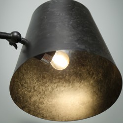 Lampadaire d’intérieur un abat-jour spot en métal monté sur une barre fine et ronde de style industriel et rétro