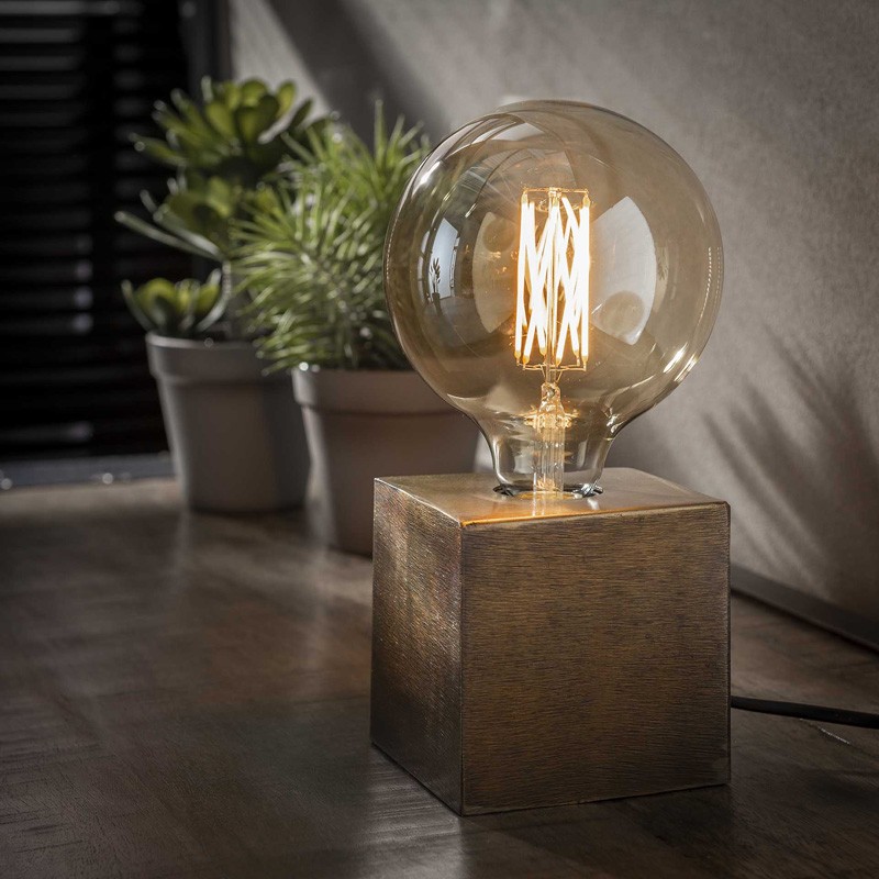 Lampe de table une ampoule posée sur un cube plein finitions bronze antique de style minimaliste et moderne
