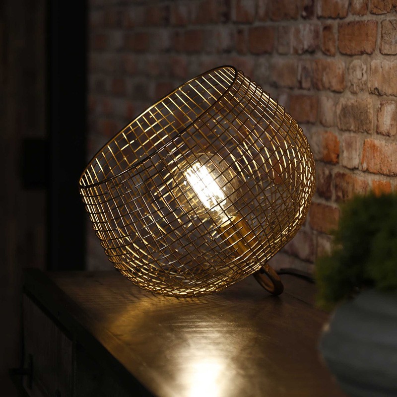 Lampe de table abat-jour or en fil de fer ajouré de style contemporain
