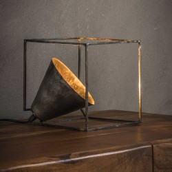 Lampe de table un abat-jour sport dans une structure cubique en fines barres en métal de style industriel