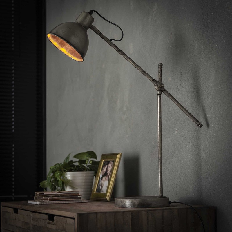 Lampe de table un abat-jour spot sur une tige en métal à hauteur ajustable de style industriel