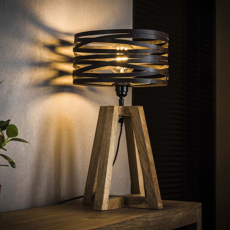 Lampe de table un abat-jour cylindrique en torsades de métal monté sur quatre pieds croisés en bois de style industriel rétro