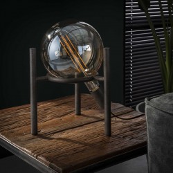 Lampe de table une ampoule soutenue par un cercle de métal forgé sur trois pieds cylindriques de style vintage et industriel