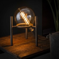 Lampe de table une ampoule soutenue par un cercle de métal forgé sur trois pieds cylindriques de style vintage et industriel