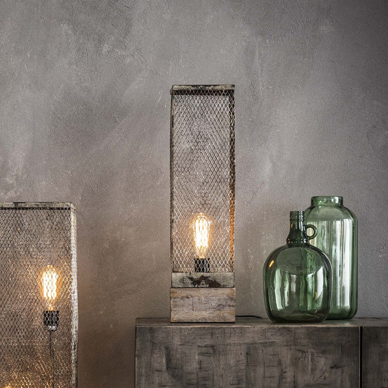 Lampe de table un abat-jour en cuivre rectangulaire recouvert d’une grille fermée de style industriel rétro