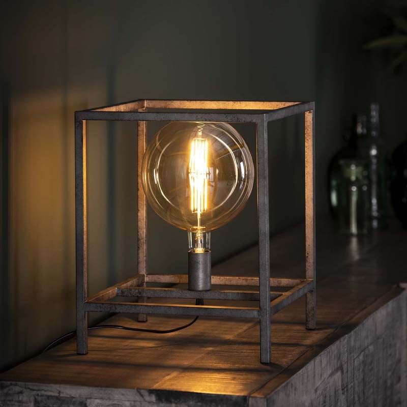 Lampe de table une ampoule dans structure cubique en métal style industriel